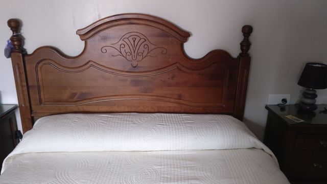 Cabecero de madera maciza. 