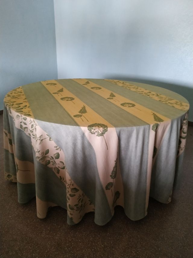 mesa redonda de madera