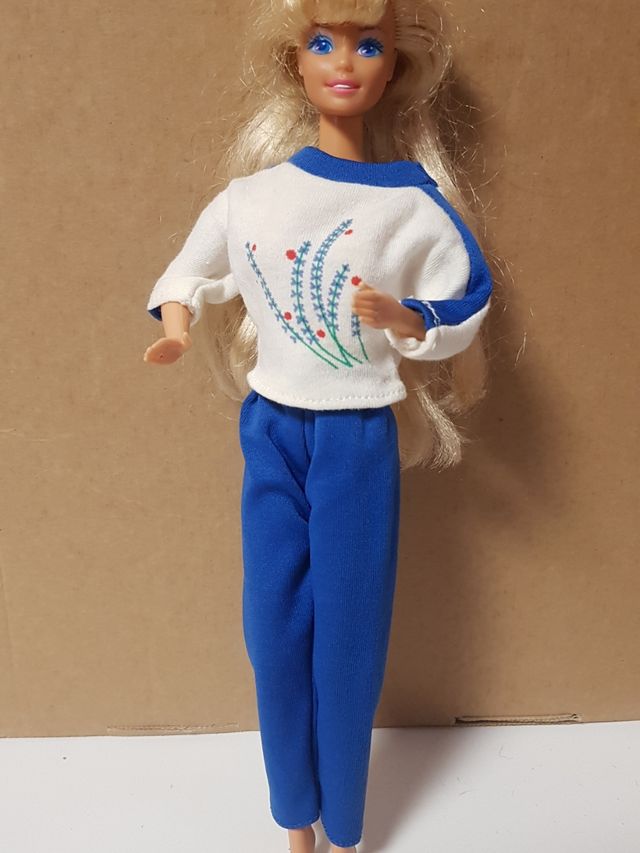 TRAJE TIPO CHANDAL PARA BARBIE