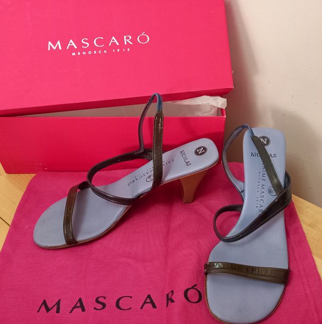 Sandalia tiras tacon negro metalizada Mascaro