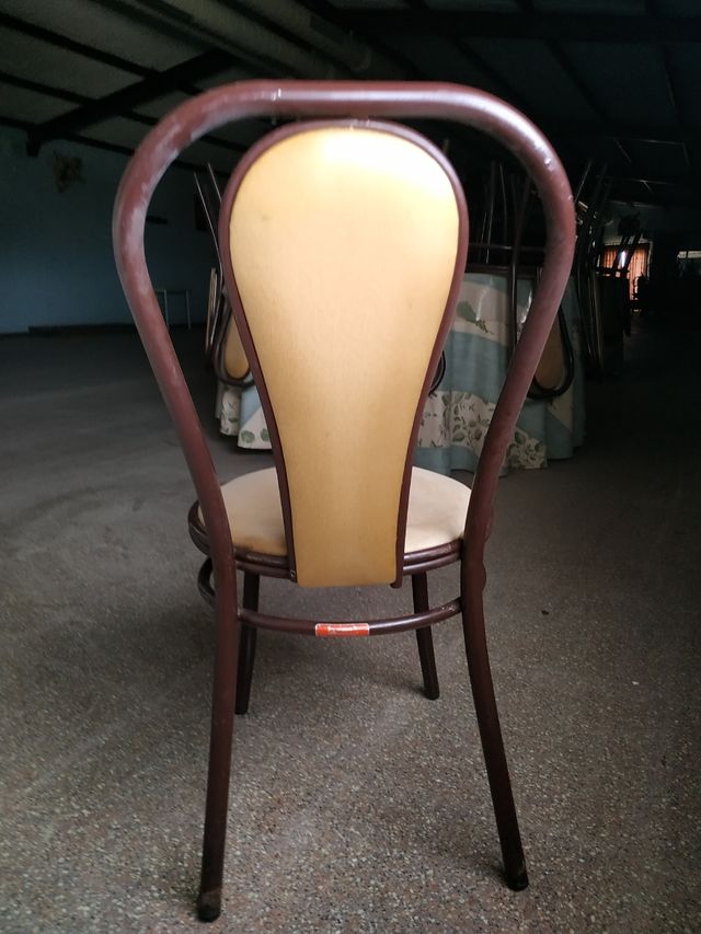 sillas de hierro,con asiento y respaldo, forrado