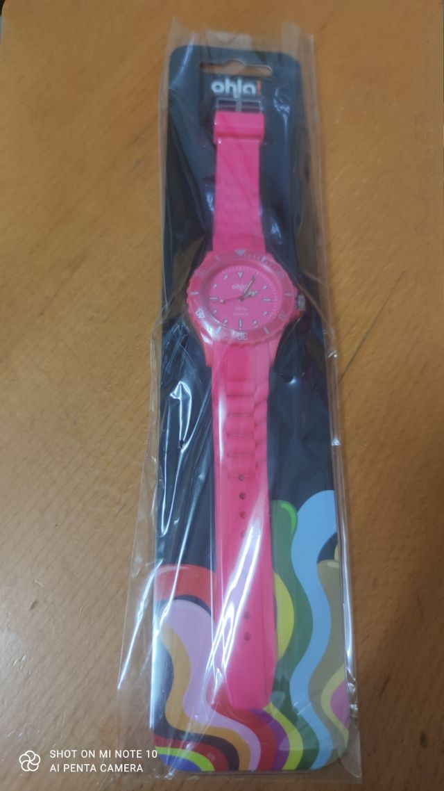 Reloj de pulsera de silicona flúor fucsia. Nuevo