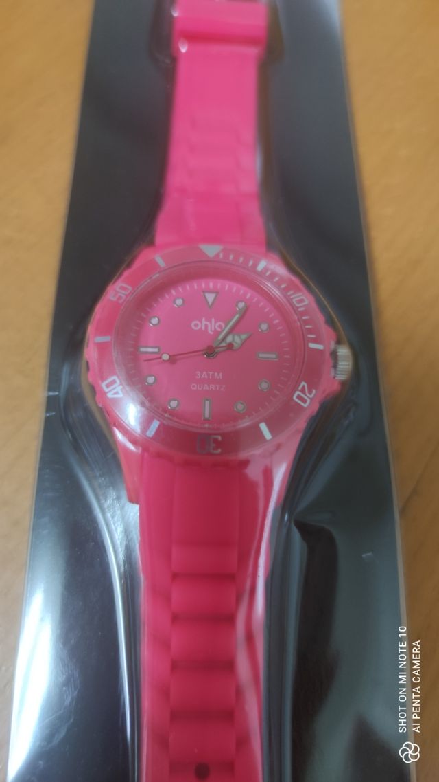 Reloj de pulsera de silicona flúor fucsia. Nuevo