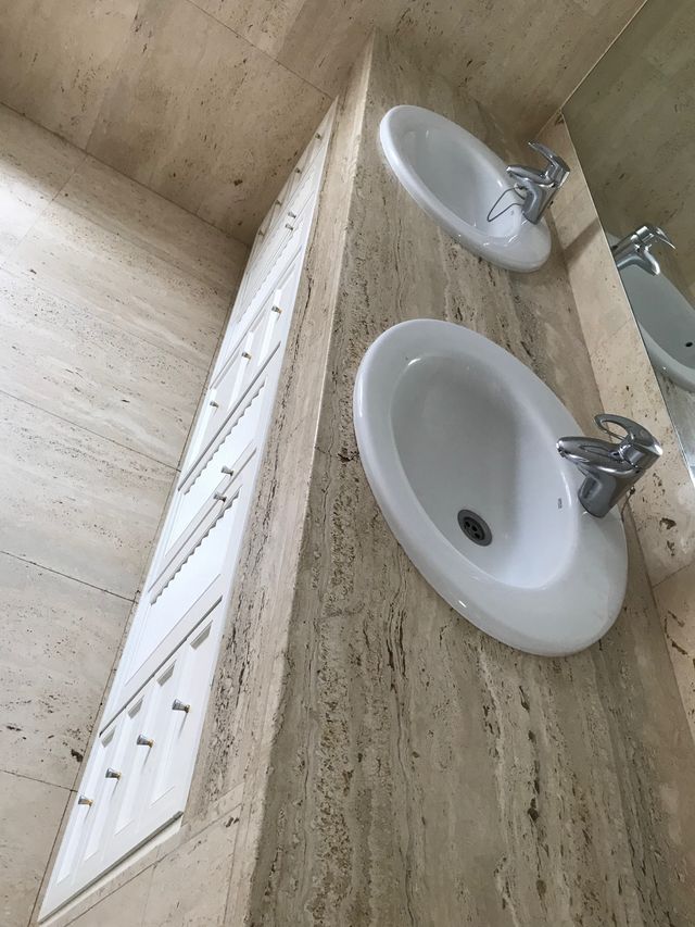 Mueble de baño con 2 lavabos de segunda mano por 100 € en Madrid en