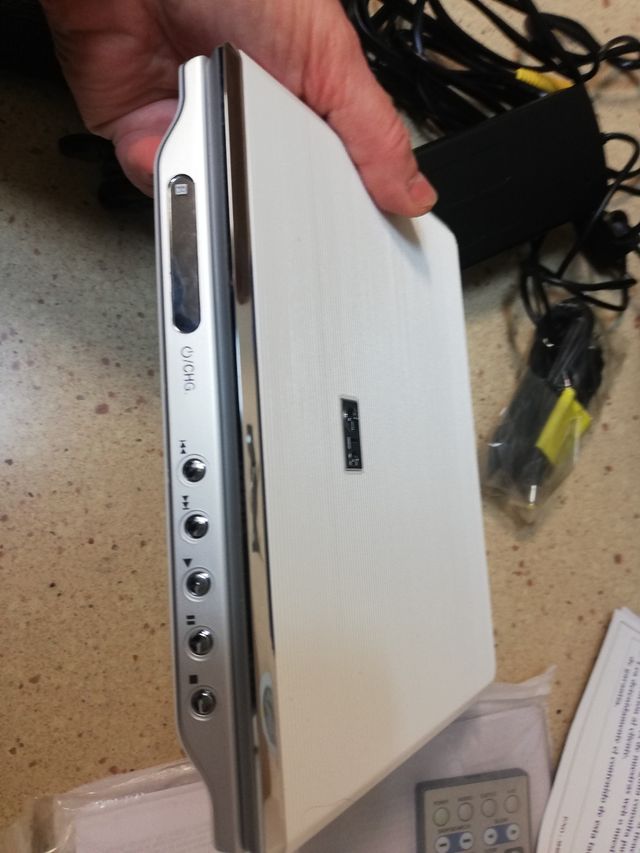 REPRODUCTOR DE DVD LG PORTÁTIL ( A ESTRENAR)