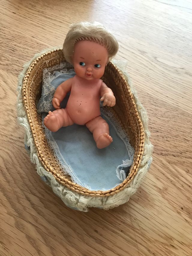 Muñeca Barriguita con canastilla original años 70