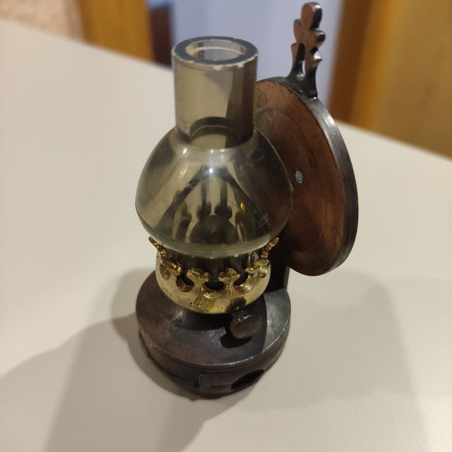Sacapuntas de cobre. Modelo quinqué, 9 cm. de alto