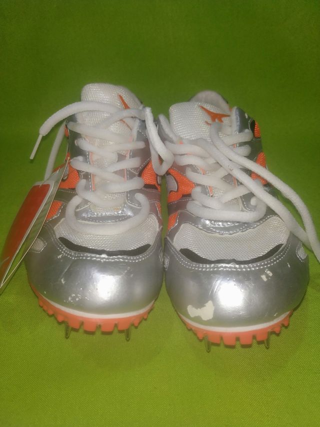 Zapatillas NUEVAS Atletismo Núm:39