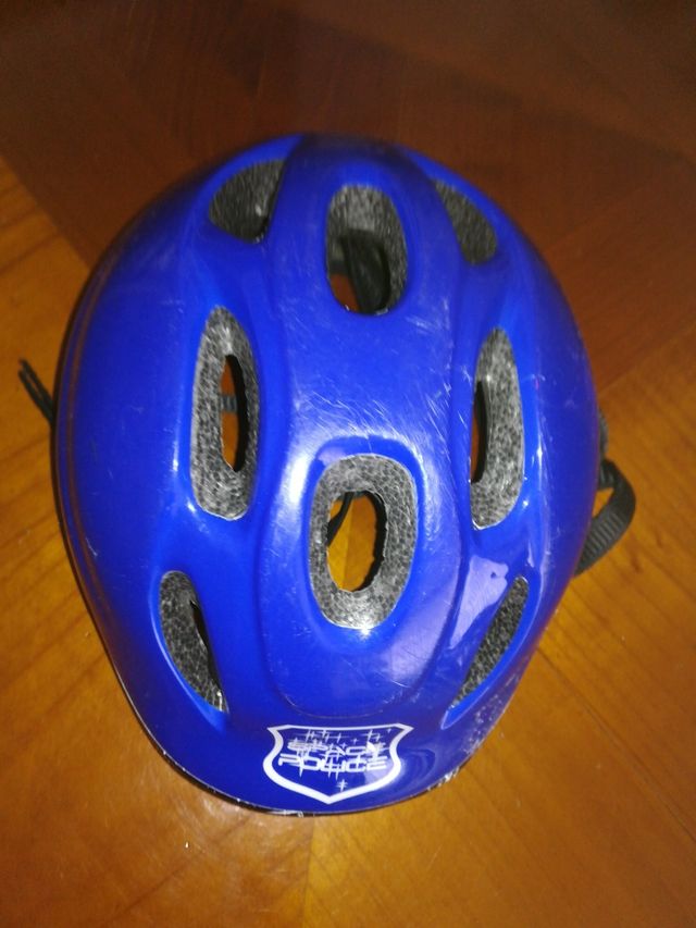 Casco azul de niño.