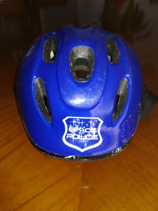 Casco azul de niño.