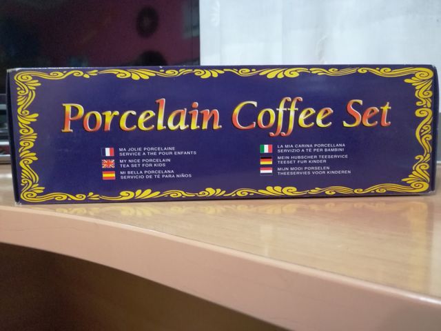 Juego de té de porcelana con dibujos