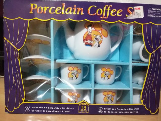 Juego de té de porcelana con dibujos