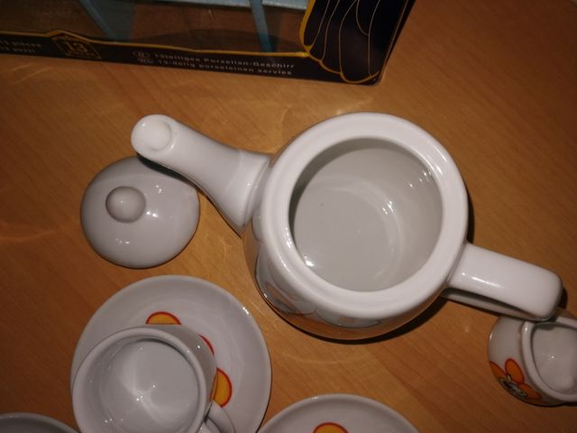 Juego de té de porcelana con dibujos