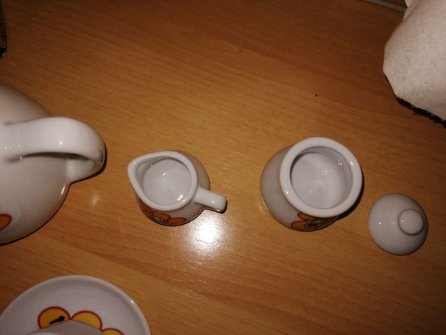 Juego de té de porcelana con dibujos