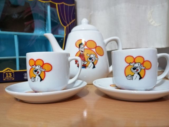 Juego de té de porcelana con dibujos