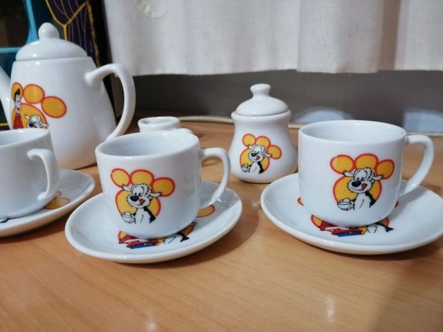 Juego de té de porcelana con dibujos