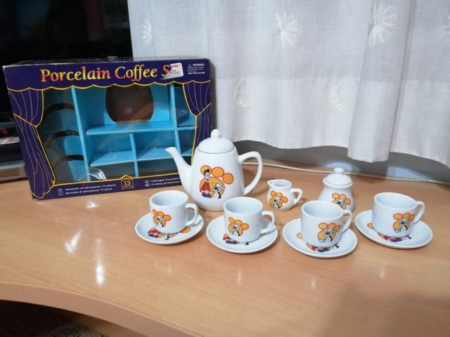 Juego de té de porcelana con dibujos