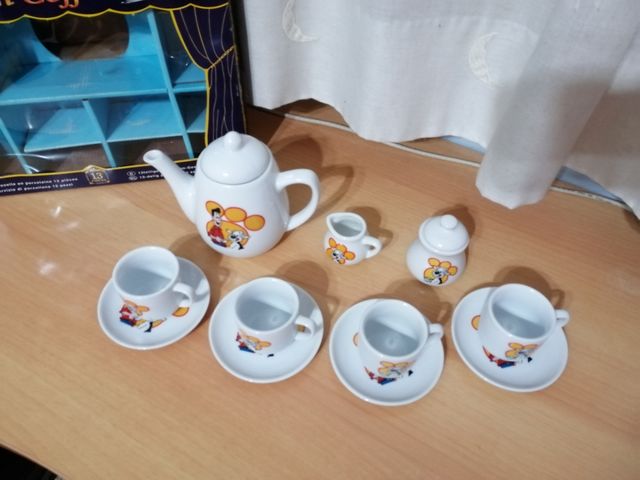 Juego de té de porcelana con dibujos