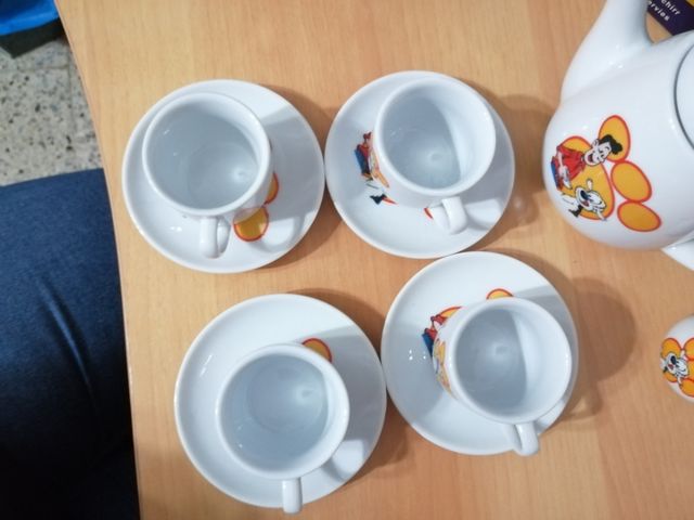 Juego de té de porcelana con dibujos