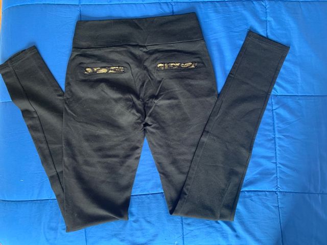 Malla con detalles dorados y bolsillos