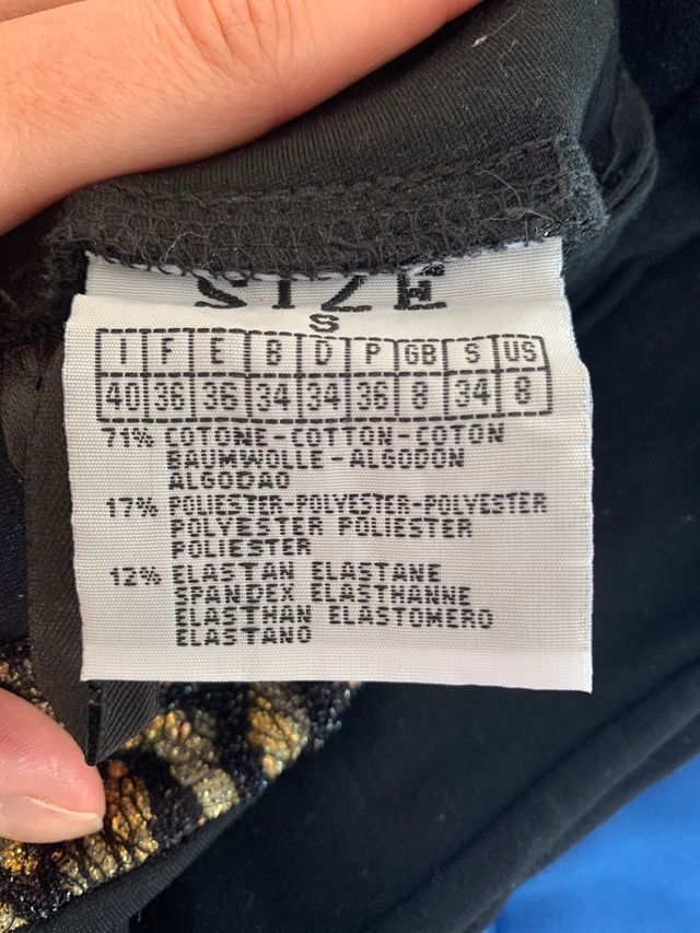 Malla con detalles dorados y bolsillos