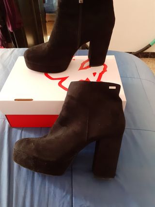 Botas plataforma Mustang de segunda mano por 20 EUR en Blanes en WALLAPOP