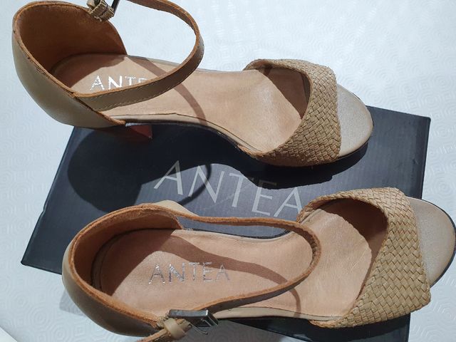 sandalia con tacon firma Antea