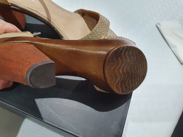 sandalia con tacon firma Antea