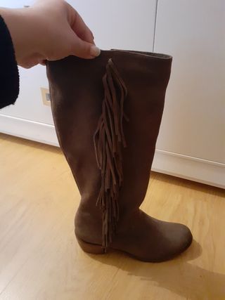 Botas camperas de flecos fórmula joven de segunda mano por 49 EUR en  Palencia en WALLAPOP