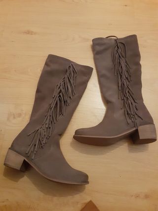Botas camperas de flecos fórmula joven de segunda mano por 49 EUR en  Palencia en WALLAPOP