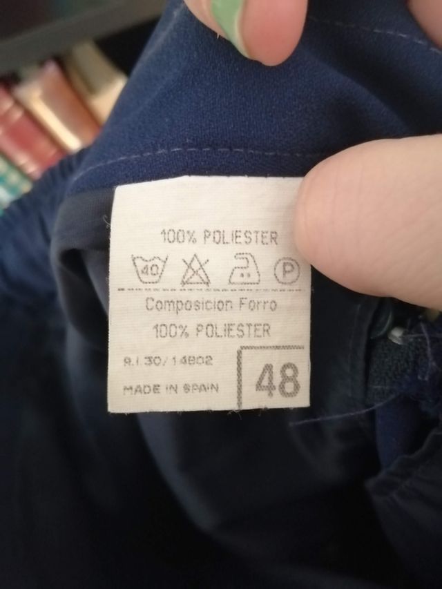 Falda azul marino boton dorado