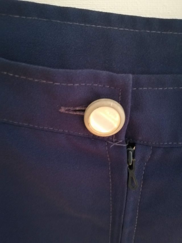 Falda azul marino boton dorado