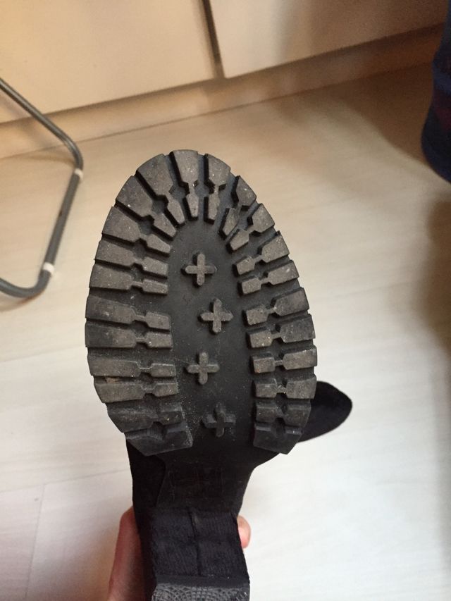 Botas negras en perfecto estado.