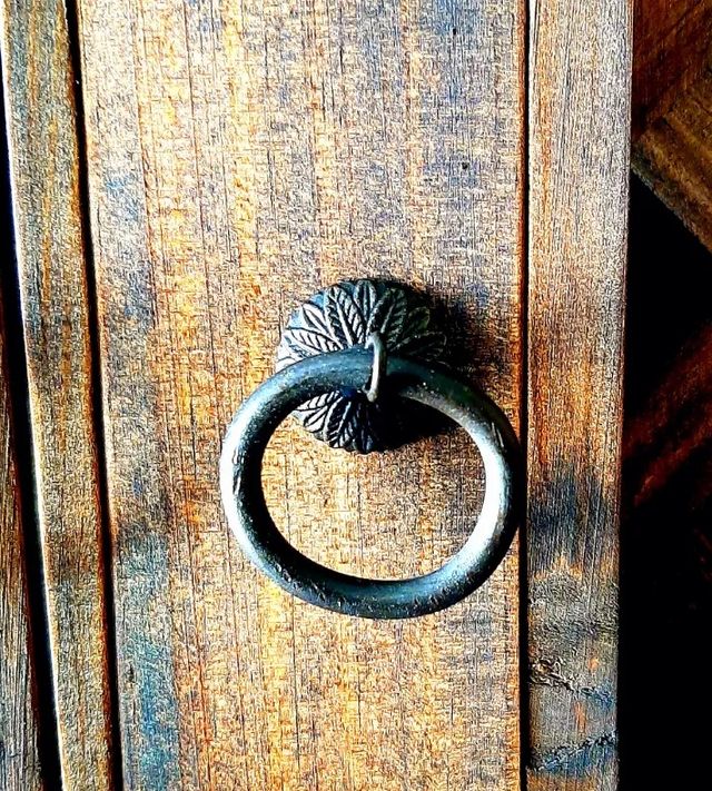 platero de madera con puertas de celosia 2 cajones