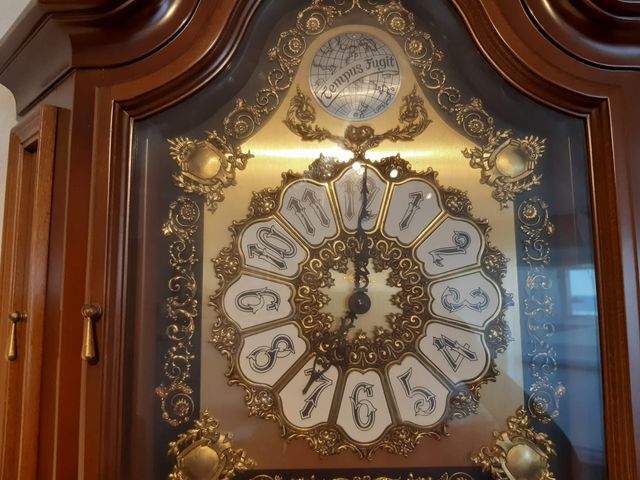 Reloj antiguo de pie esquinero( antigüedad )