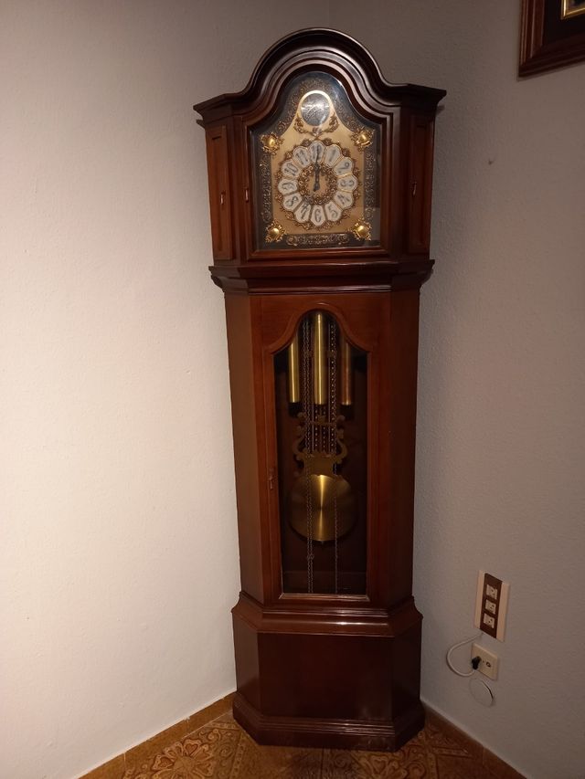 Reloj antiguo de pie esquinero( antigüedad )