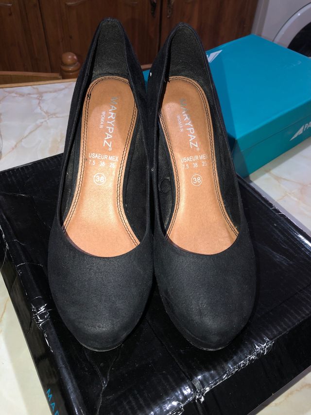 Tacones negro de salón cerrado