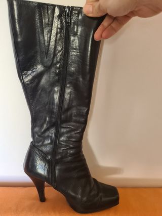 Botas negras tacon de Lodi de segunda mano por 40 EUR en Atarfe en WALLAPOP