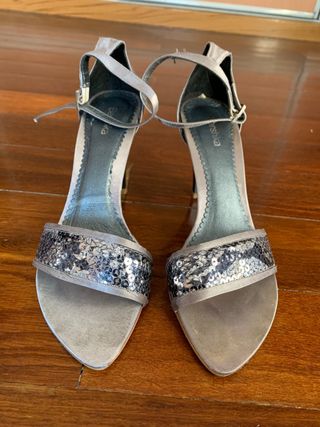 Sandalia plateada Bershka. Número 39 de segunda mano por 5 EUR en Madrid en  WALLAPOP