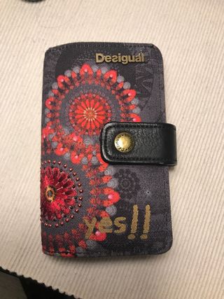 Cartera-monedero DESIGUAL de segunda mano por 20 EUR en Alcorcón en WALLAPOP