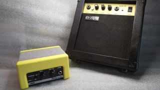 Lote 5176 - GUITARRA ELÉTRICA ZIPY COM AMPLIFICADOR - Guitarra elétrica Zipy  com amplificador GA10 de 10 Watts. Com capa e cabos. A funcionar. Sinais de  uso. Dim: 101 cm