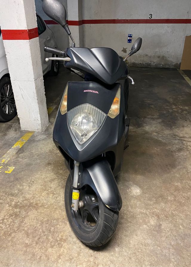 HONDA DYLAN 125 de segunda mano por 575 € en Rubí en WALLAPOP