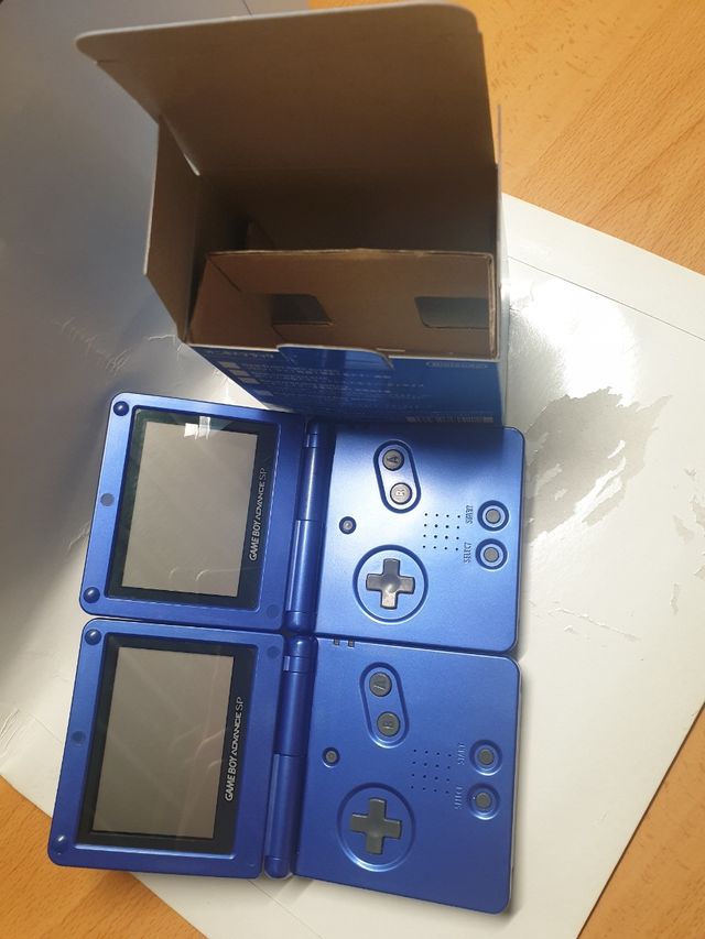 2 consolas, caja, 2 juegos gameboy