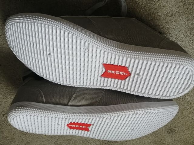 Zapatillas grises sin estrenar.