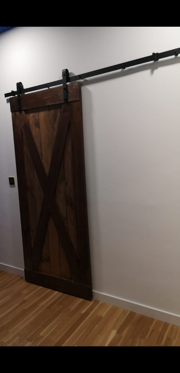 Puerta corredera estilo granero de segunda mano por 380 € en Madrid en
