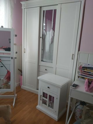 Armario de madera blanco de segunda mano por 270 € en Gijón en WALLAPOP