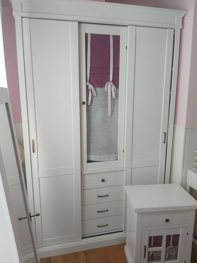 Armario de madera blanco de segunda mano por 270 € en Gijón en WALLAPOP