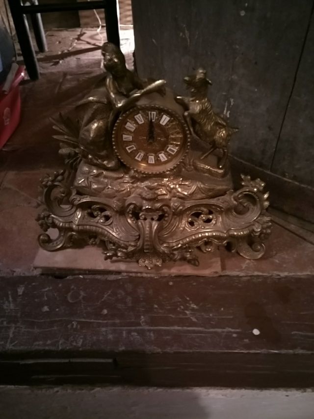 Reloj antiguo de latón, hecho a mano