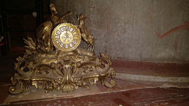 Reloj antiguo de latón, hecho a mano