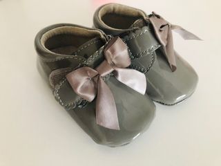 Zapatos charol bebe talla 19 de segunda mano por 5 EUR en Oñati en WALLAPOP